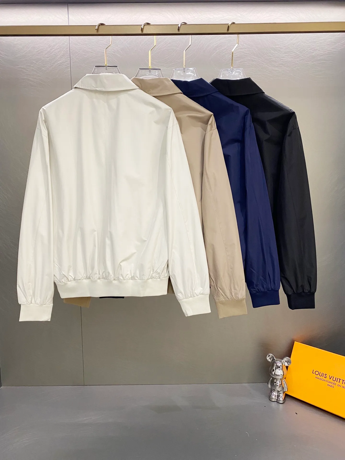 P310 Ralph Lauren Ralph Lauren polo official website celebrity unisex men's old money style veteran stand-up collar workwear Harrington waterproof jacket. Ralph has gone crazy this year. Tops worn by major Internet celebrities [original replica, top version] A must-have item for the new spring and autumn. It never goes out of style. I didn't expect that old money style is also a must when it comes to outdoor. Travel/outdoor/business, perfect for various scenes. Available in three colors, double-layered fabric, each color matches well, is lightweight, and has knitted threads at the cuffs and hem. Double layer fabric, warm and comfortable. The fabric has a double-layer shin feel and is full of weight! It's not as heavy as a regular jacket, and the ordinary cotton material feels really different. This one is super comfortable, feels soft and stylish, and has a retro movie fashion feel! The fit is loose but not baggy. The size is just right and not too picky. The dropped shoulder design modifies the shoulder shape without making it look bulky. This silhouette is a style that will never go out of style after being worn for a long time. The upper body is also very durable and recognizable. The loose and reasonable fit can be worn by both men and women, making it easy to create a clean and refreshing youthful look. The embroidery on the chest is all German Oman embroidery fiber with original data. The embroidery technology is very particular about using Japanese Tajima machines to ensure the embroidery is exquisite and three-dimensional. Which is what I said is different from the ones on the market. The workmanship is a loose version and can be used by boys and girls!! Color: Khaki Navy Blue Black Off-White Size: S M L XL Length: 68/70/72/74 Bust: 122/126/130/134 Shoulder width: 53/54/55/56 Sleeve length: 65/66/67/68